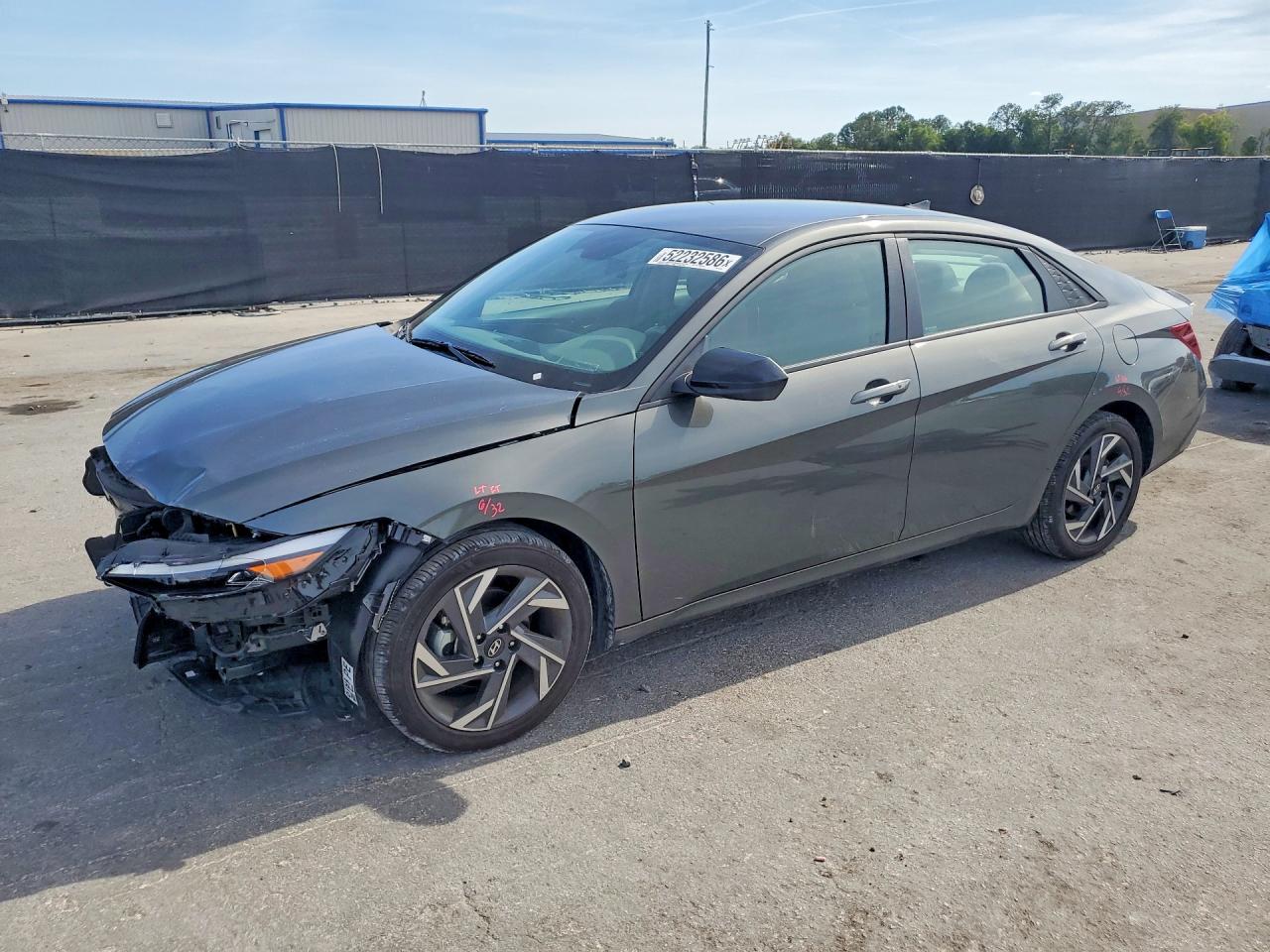 Salvage Hyundai ELANTRA Image