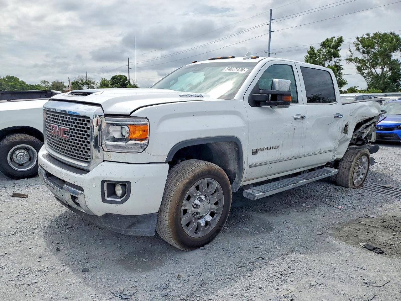 Salvage GMC Sierra Image