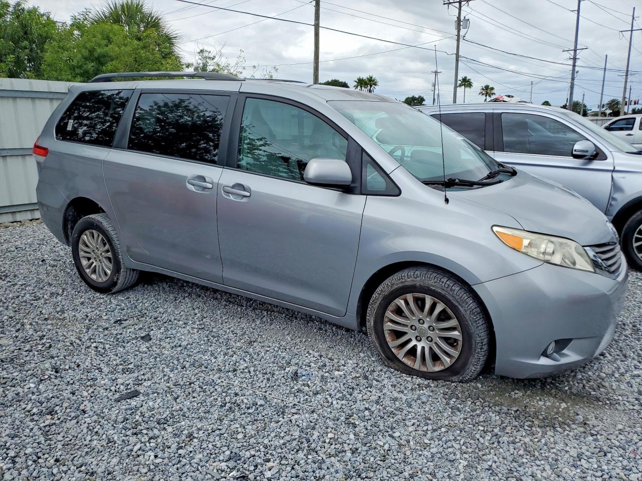 Toyota Sienna Xle 8-passenger