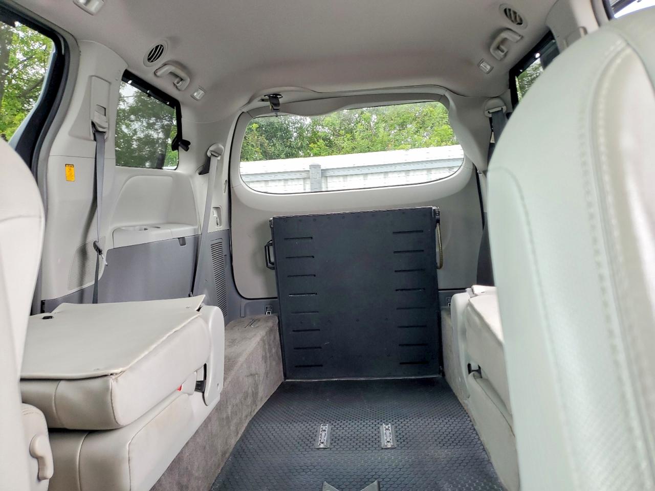 Toyota Sienna Xle 8-passenger
