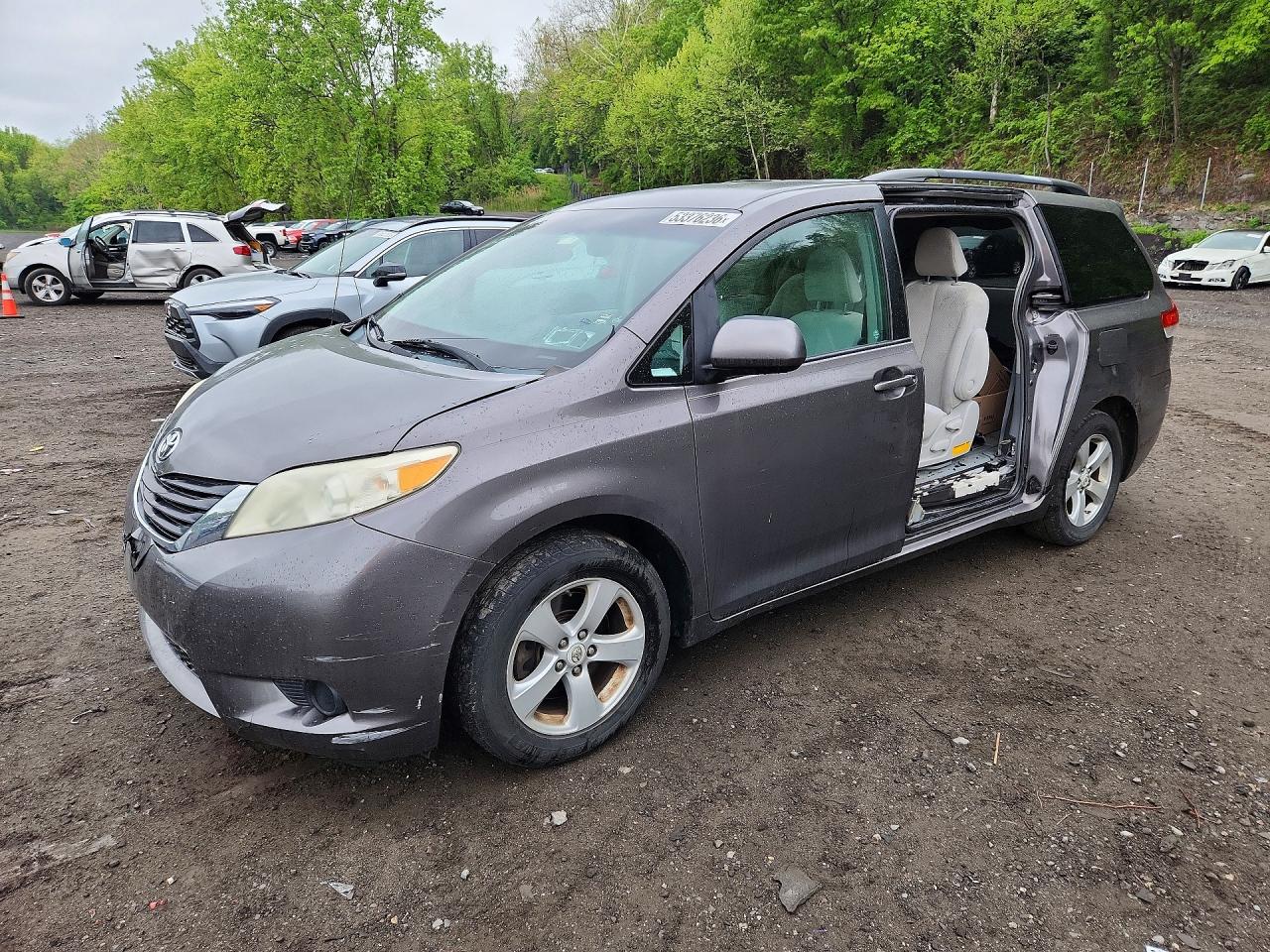 Salvage Toyota Sienna Image