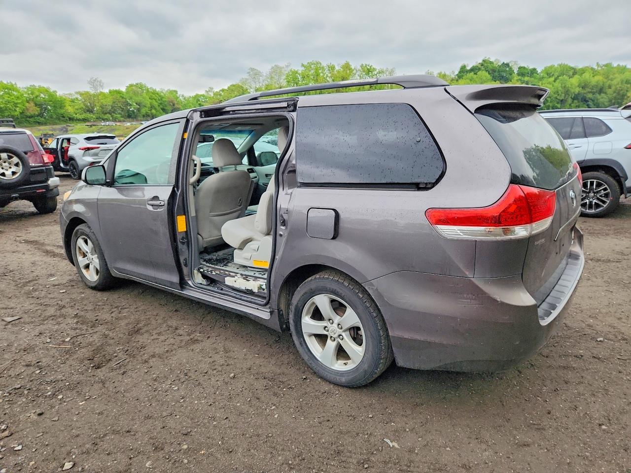 Toyota Sienna Le