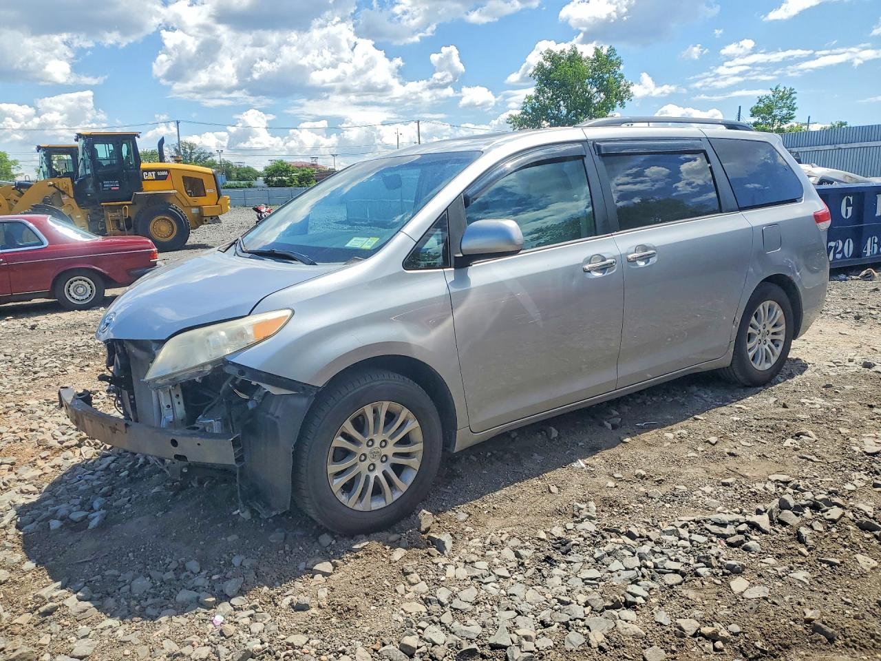 Salvage Toyota Sienna Image