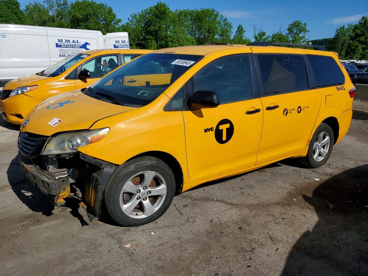 Salvage Toyota Sienna Image