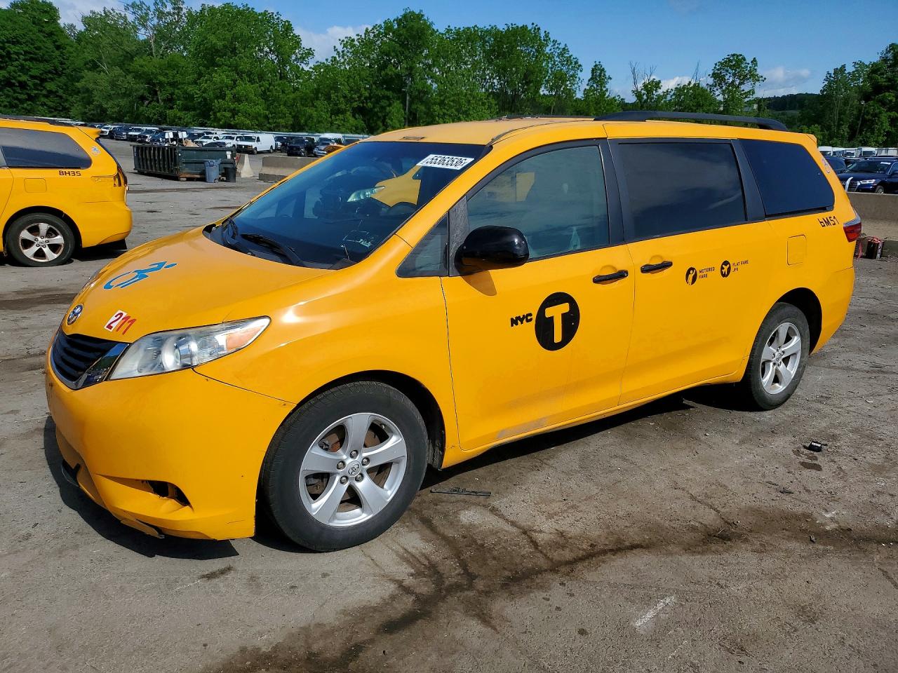 Salvage Toyota Sienna Image