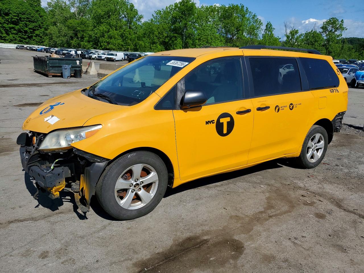 Salvage Toyota Sienna Image