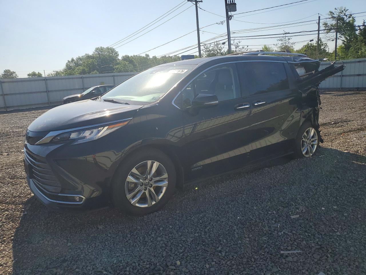 Salvage Toyota Sienna Image