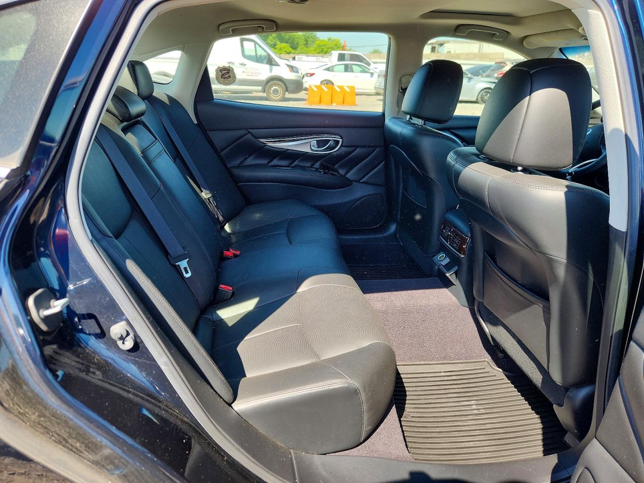 INFINITI Q70 3.7