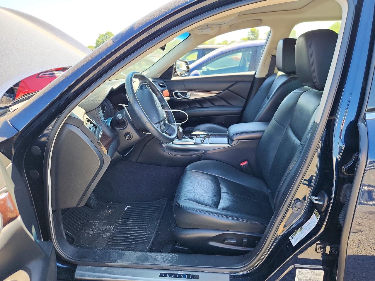 INFINITI Q70 3.7
