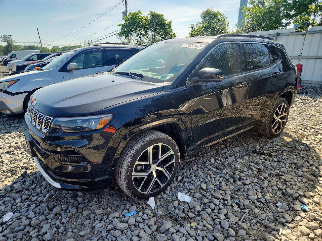Salvage Jeep Compass Image