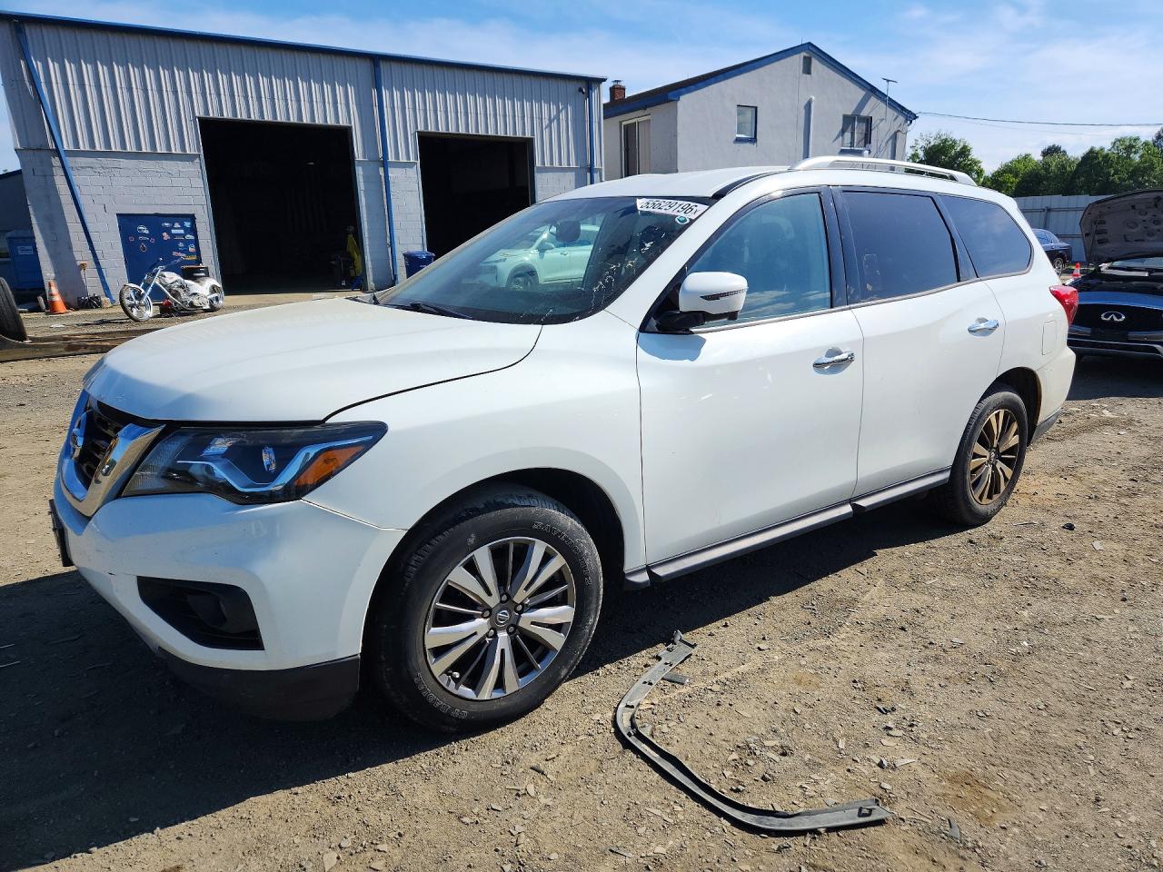 Salvage Nissan Pathfinder Image