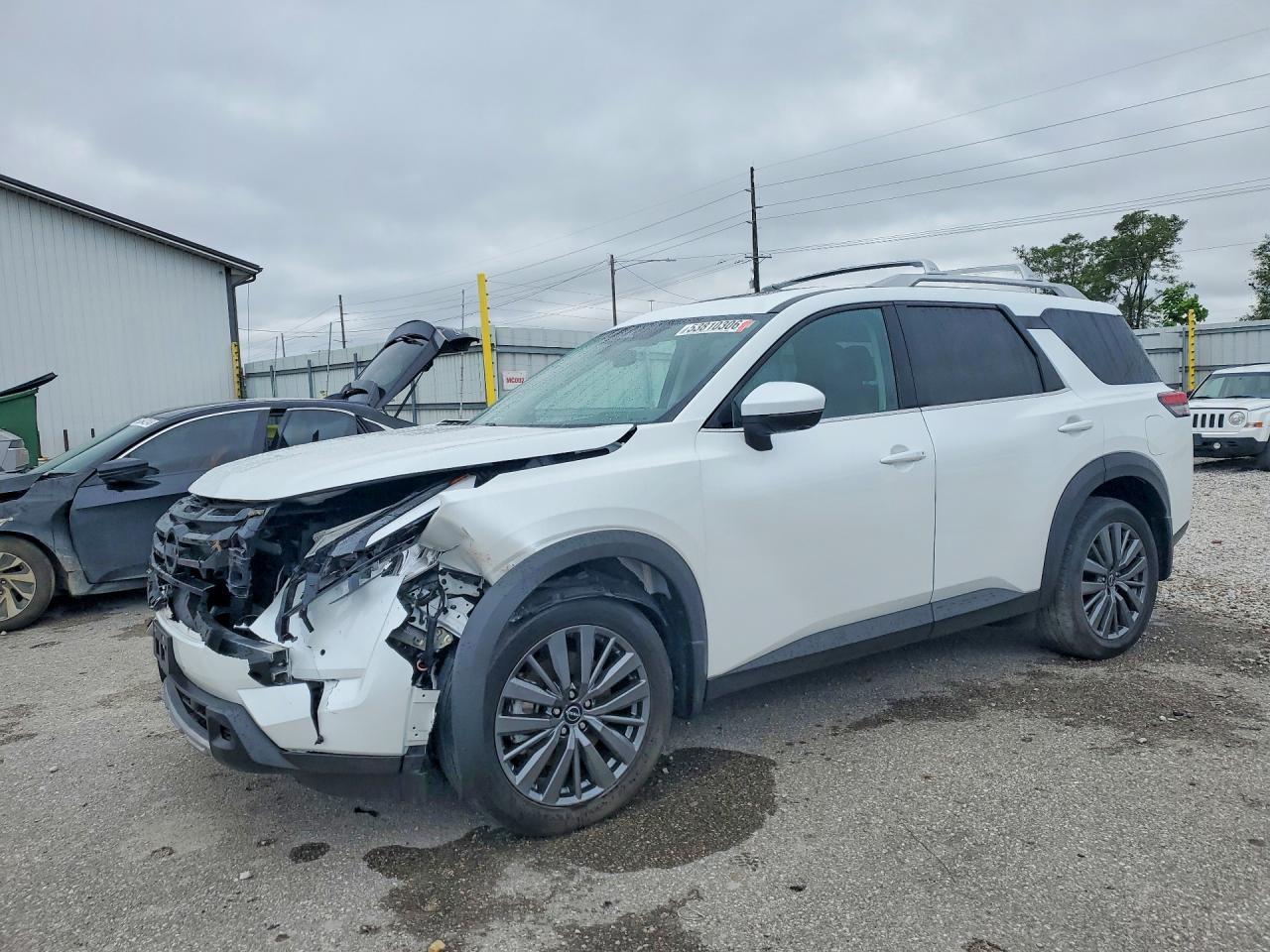 Salvage Nissan Pathfinder Image