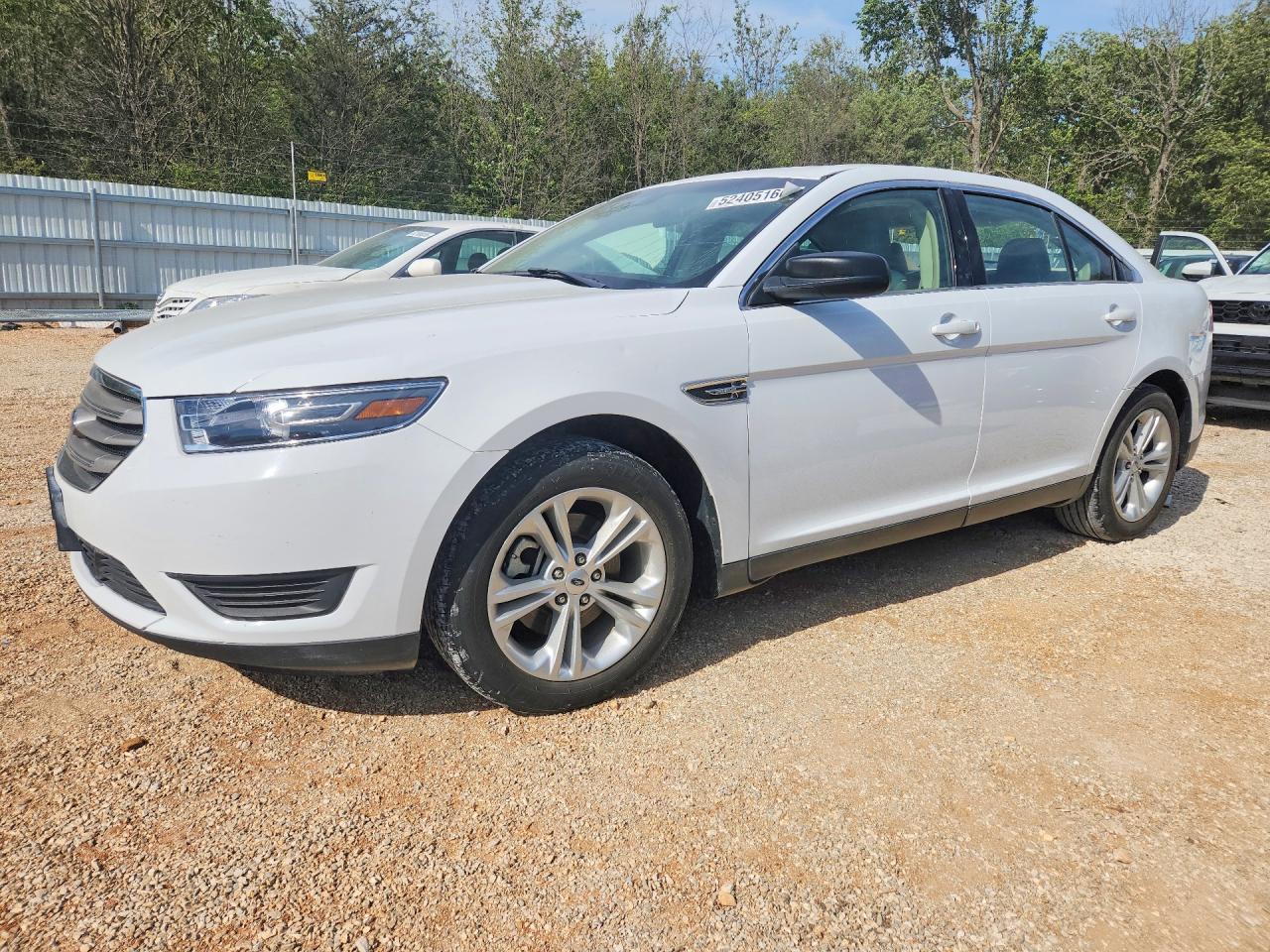 Salvage Ford Taurus Image