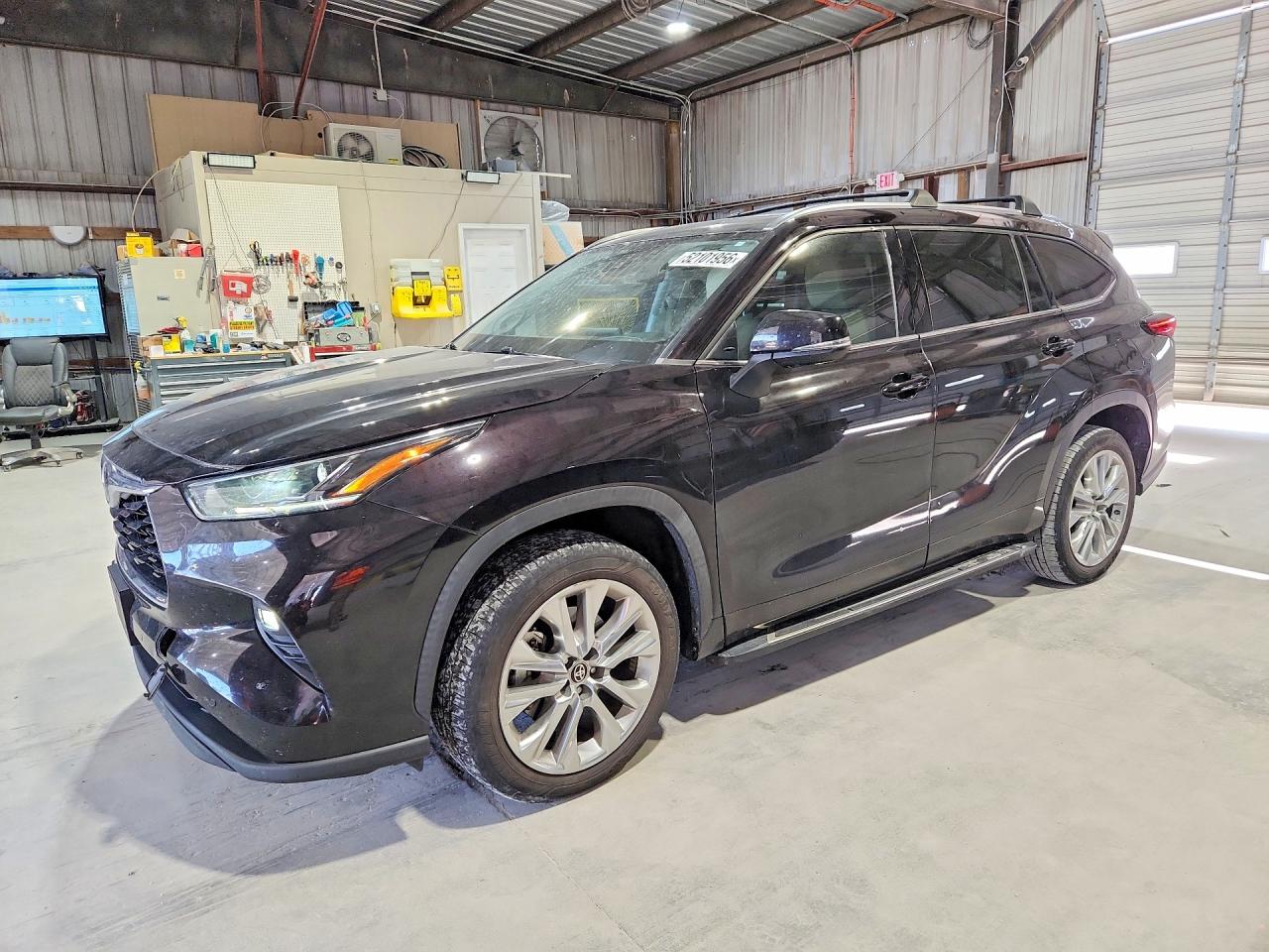 Salvage Toyota Highlander Image