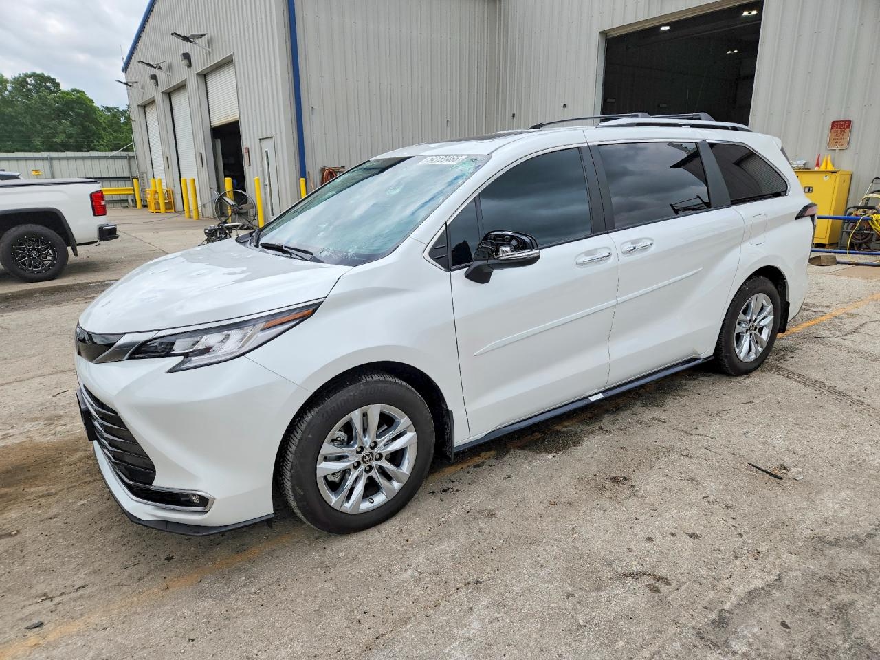 Salvage Toyota Sienna Image