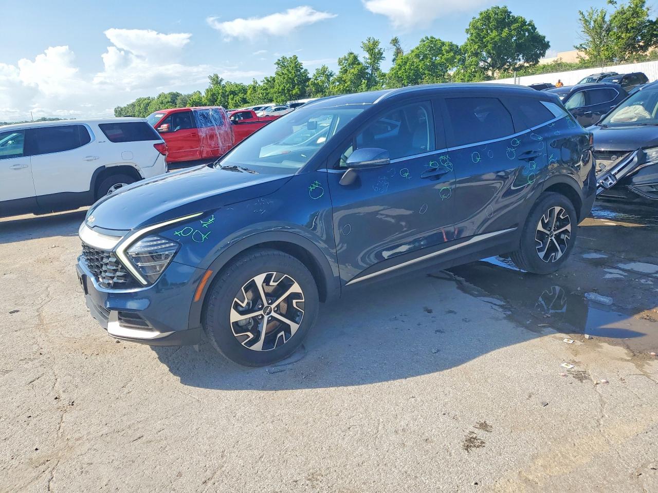 Salvage Kia Sportage Image