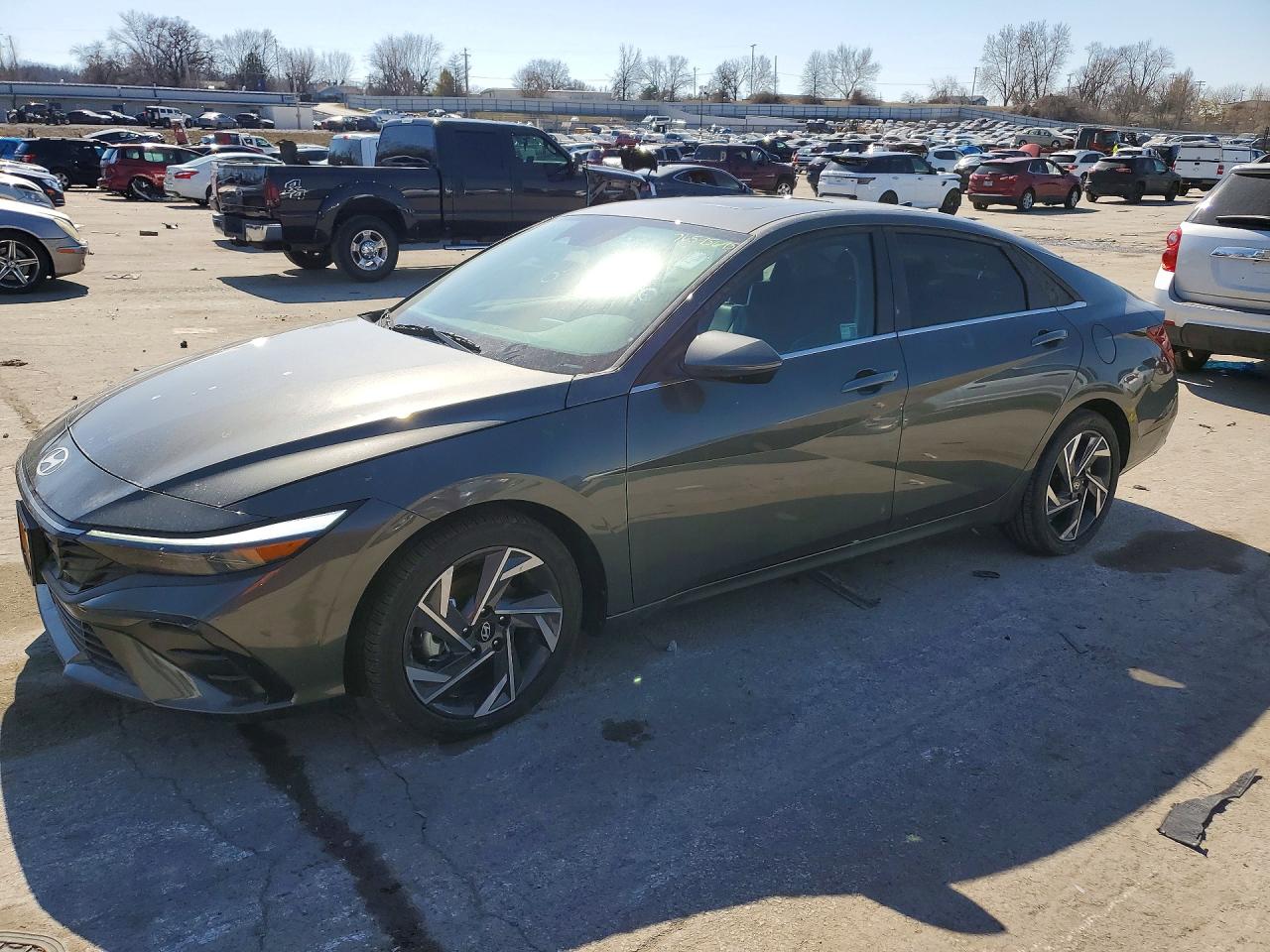 Salvage Hyundai ELANTRA Image