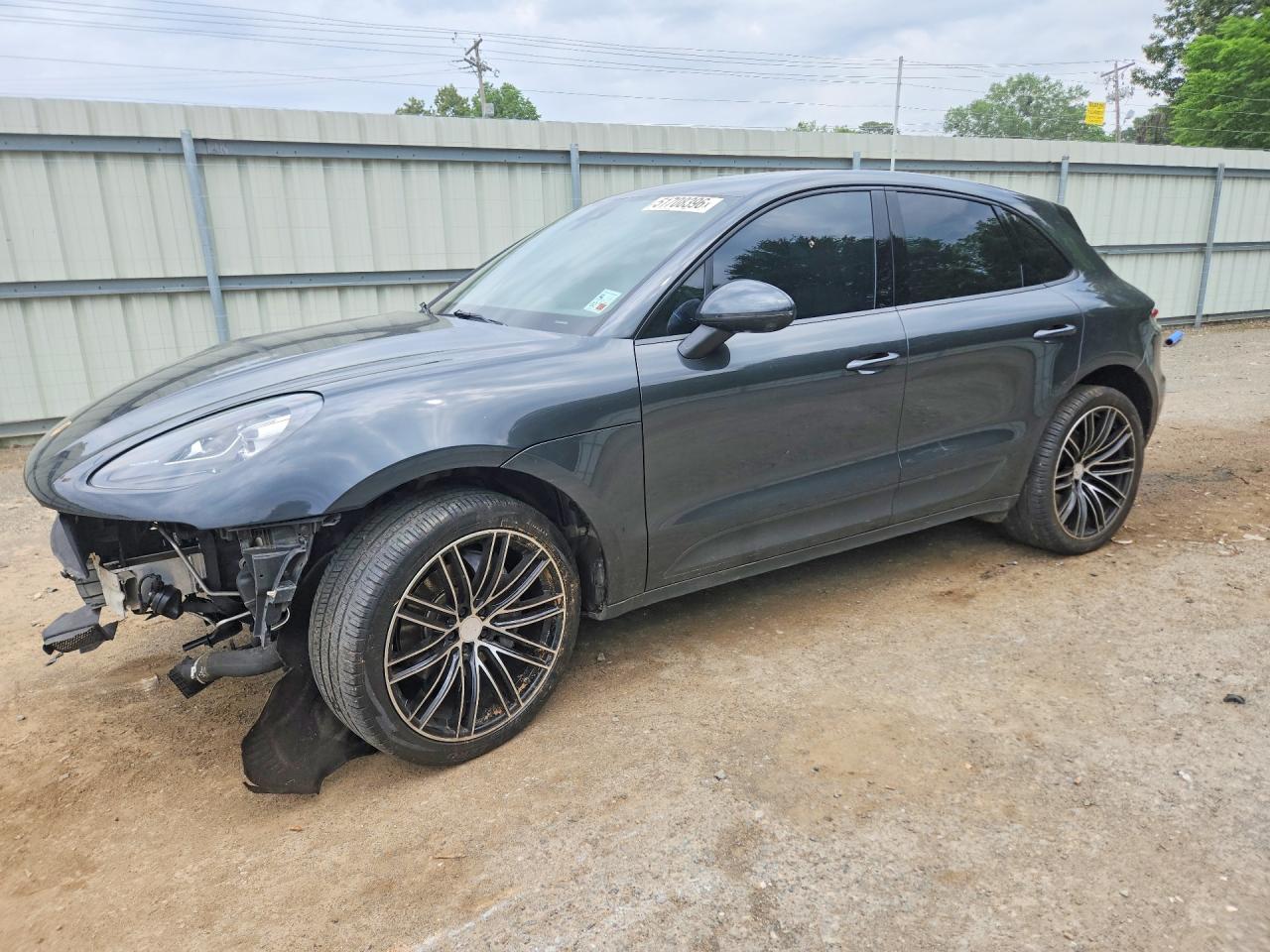 Salvage Porsche Macan Image
