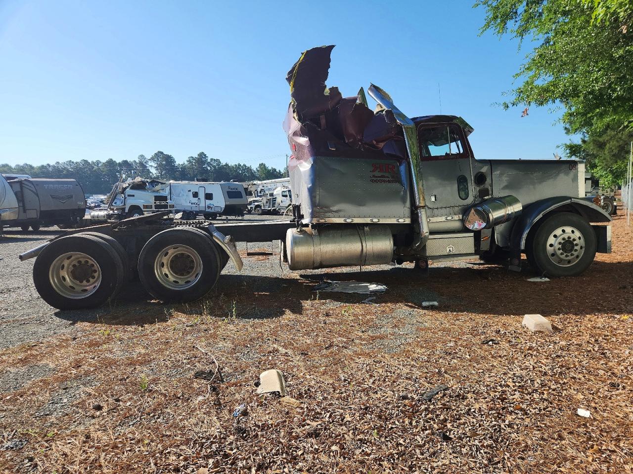 Salvage Peterbilt 379 Image