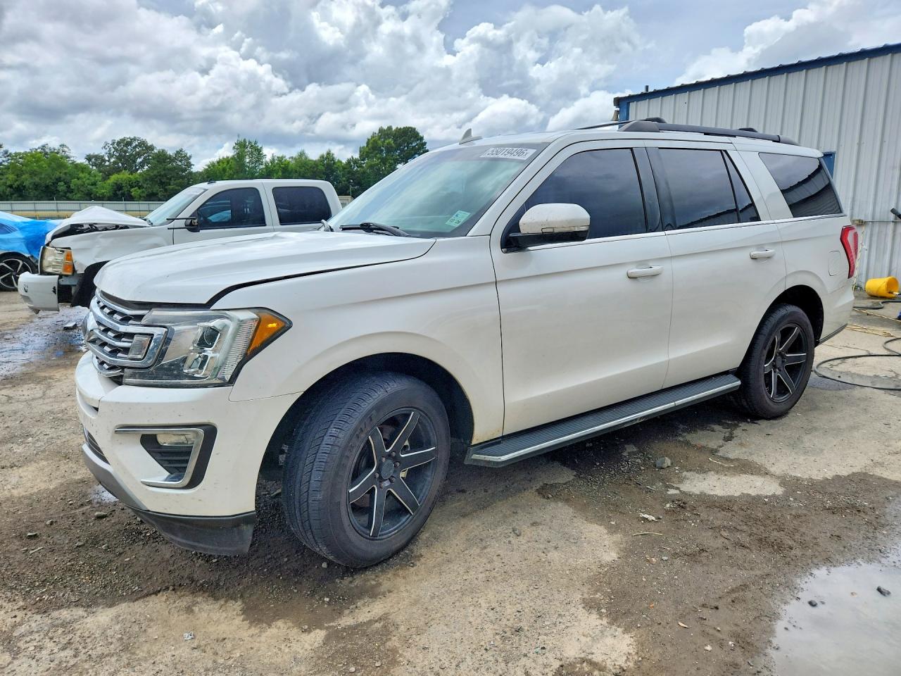 Salvage Ford Expedition Image
