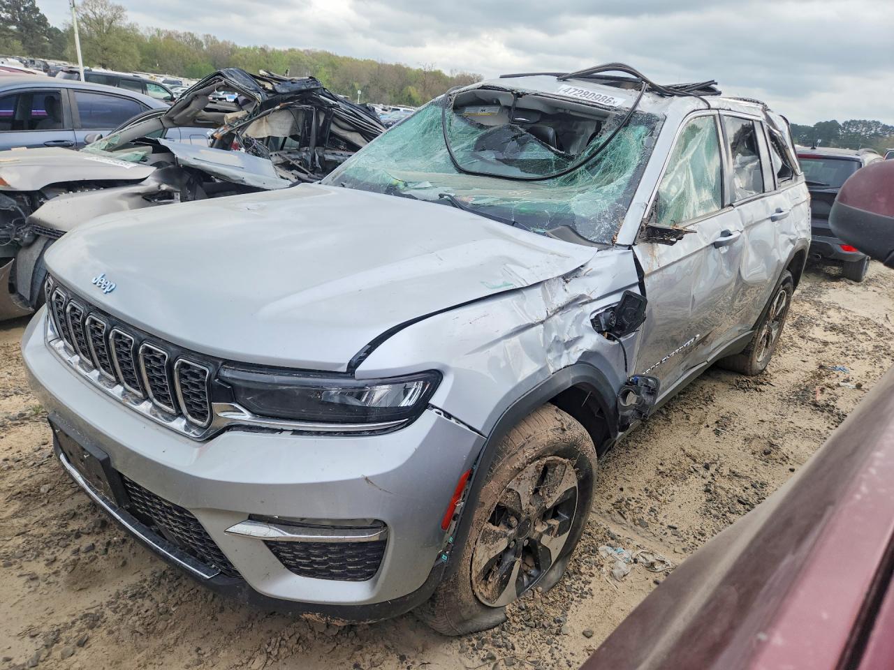 Salvage Jeep Cherokee Image