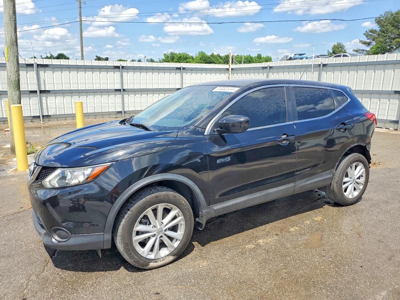 Salvage Nissan Rogue Image