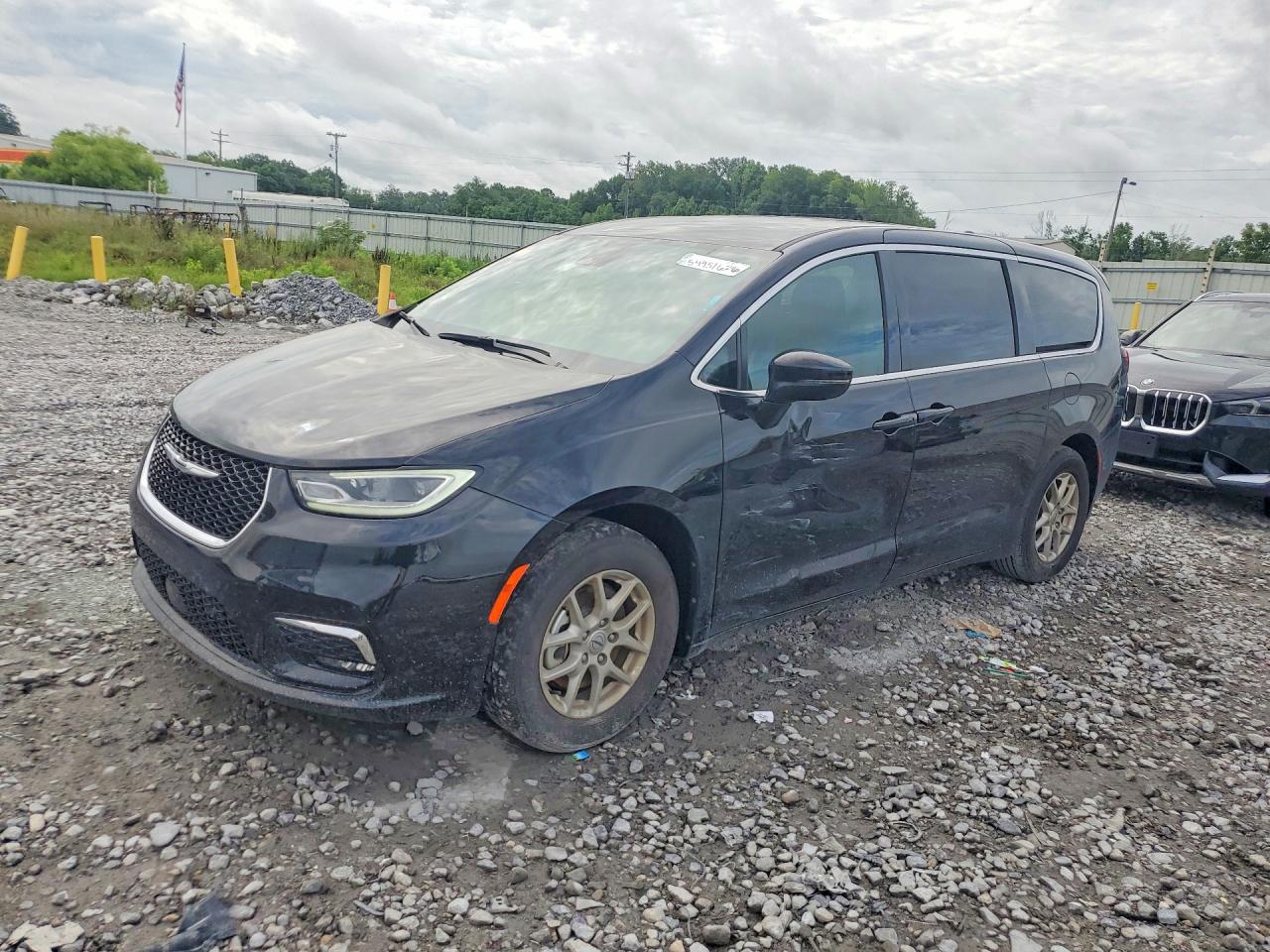 Salvage Chrysler Pacifica Image