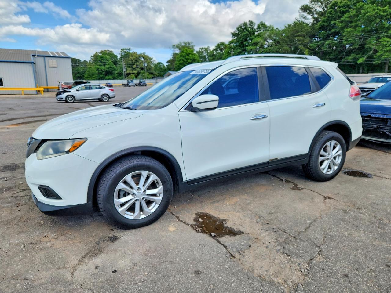 Salvage Nissan Rogue Image