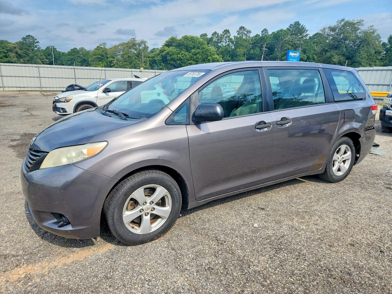 Salvage Toyota Sienna Image