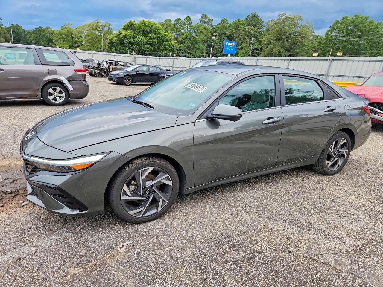 Salvage Hyundai ELANTRA Image