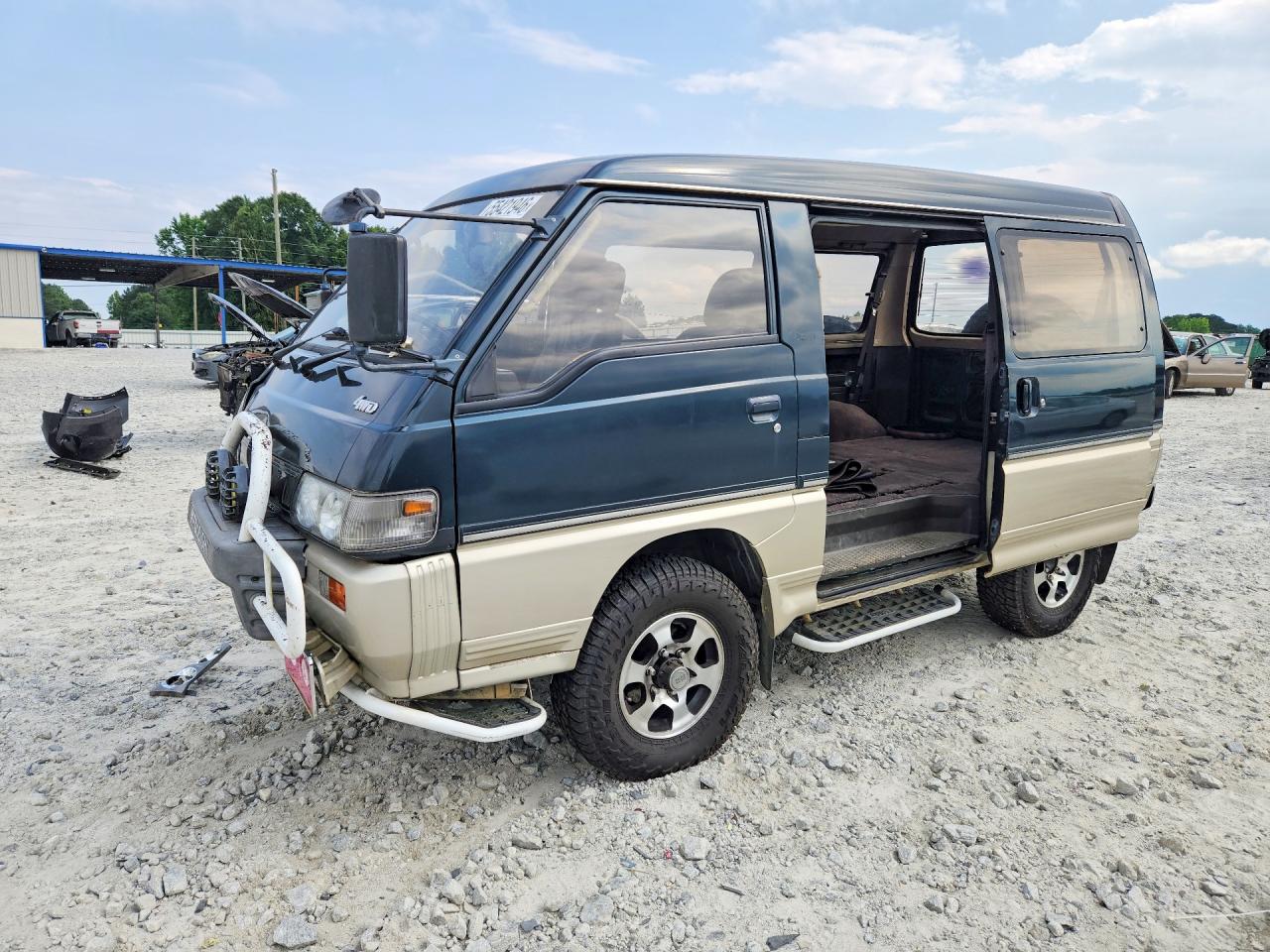 Salvage Mitsubishi Delica Image