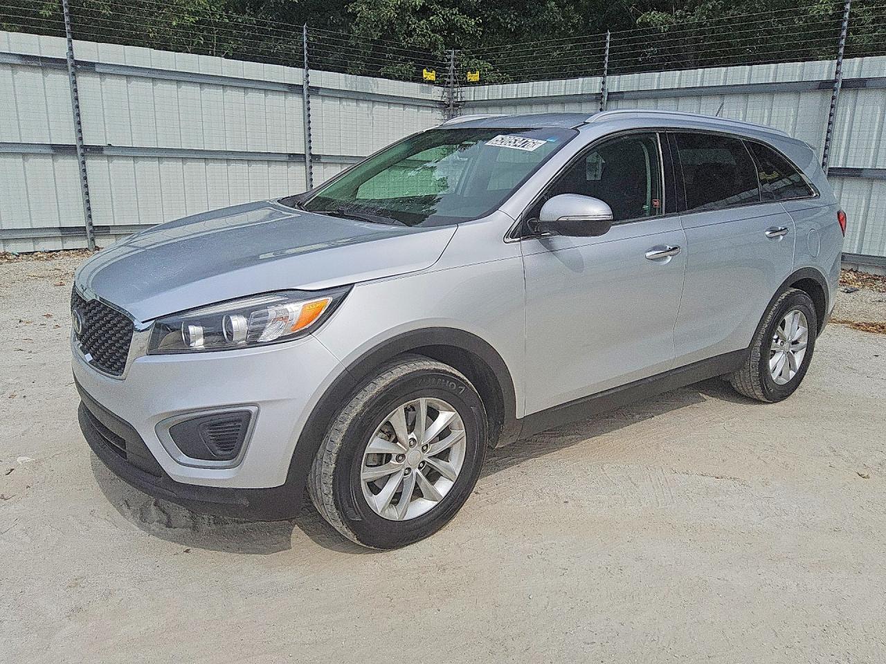 Salvage Kia Sorento Image