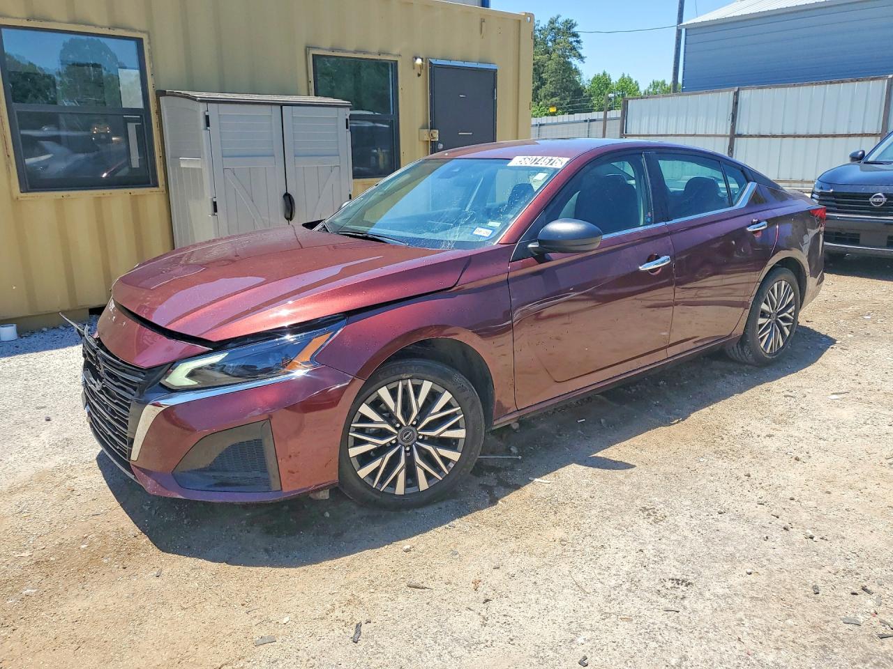 Salvage Nissan Altima Image