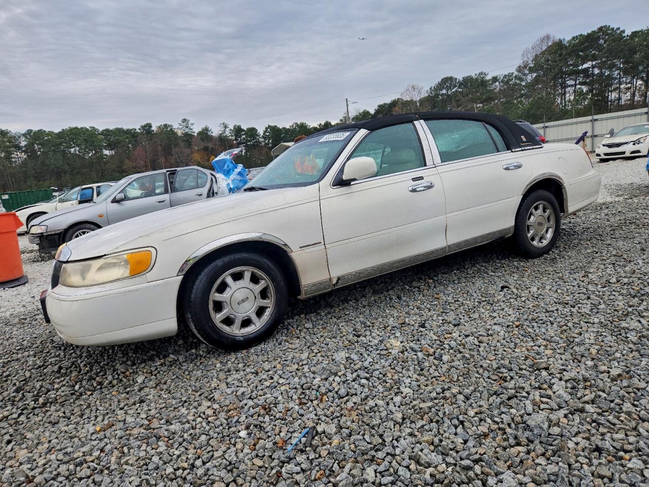 Salvage Lincoln Towncar Image