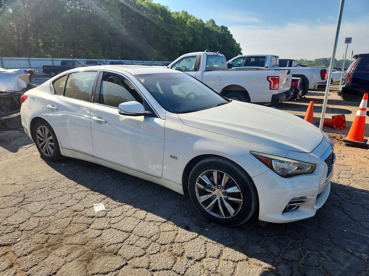 INFINITI Q50 Premium