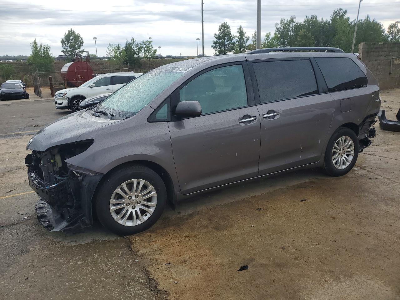 Salvage Toyota Sienna Image