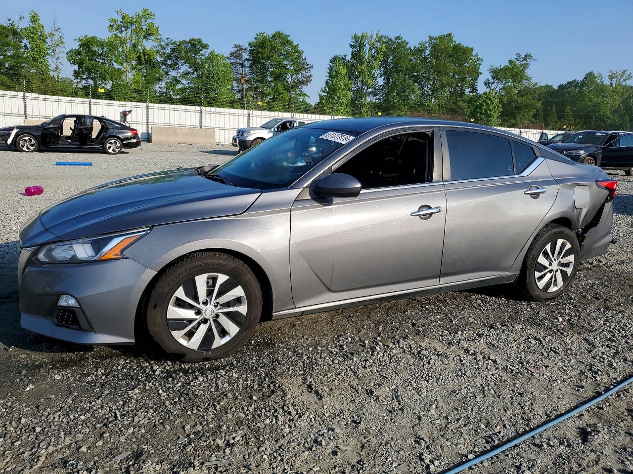 Salvage Nissan Altima Image