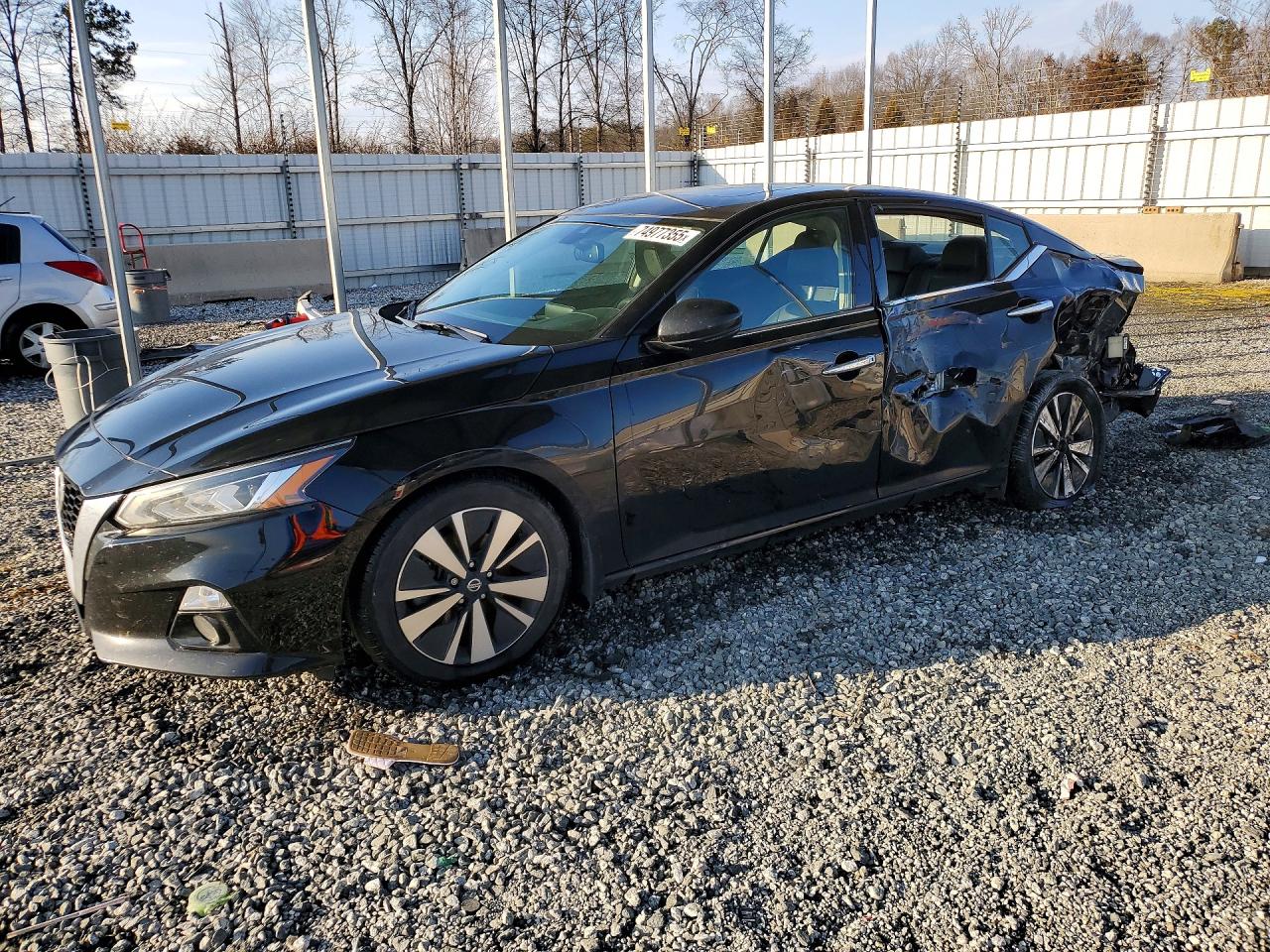 Salvage Nissan Altima Image