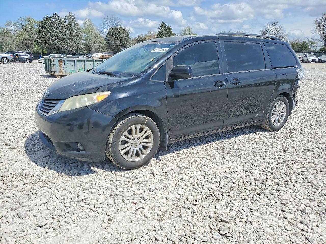 Salvage Toyota Sienna Image