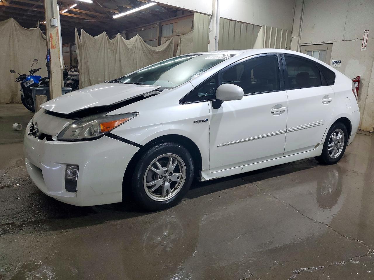 Salvage Toyota Prius Image