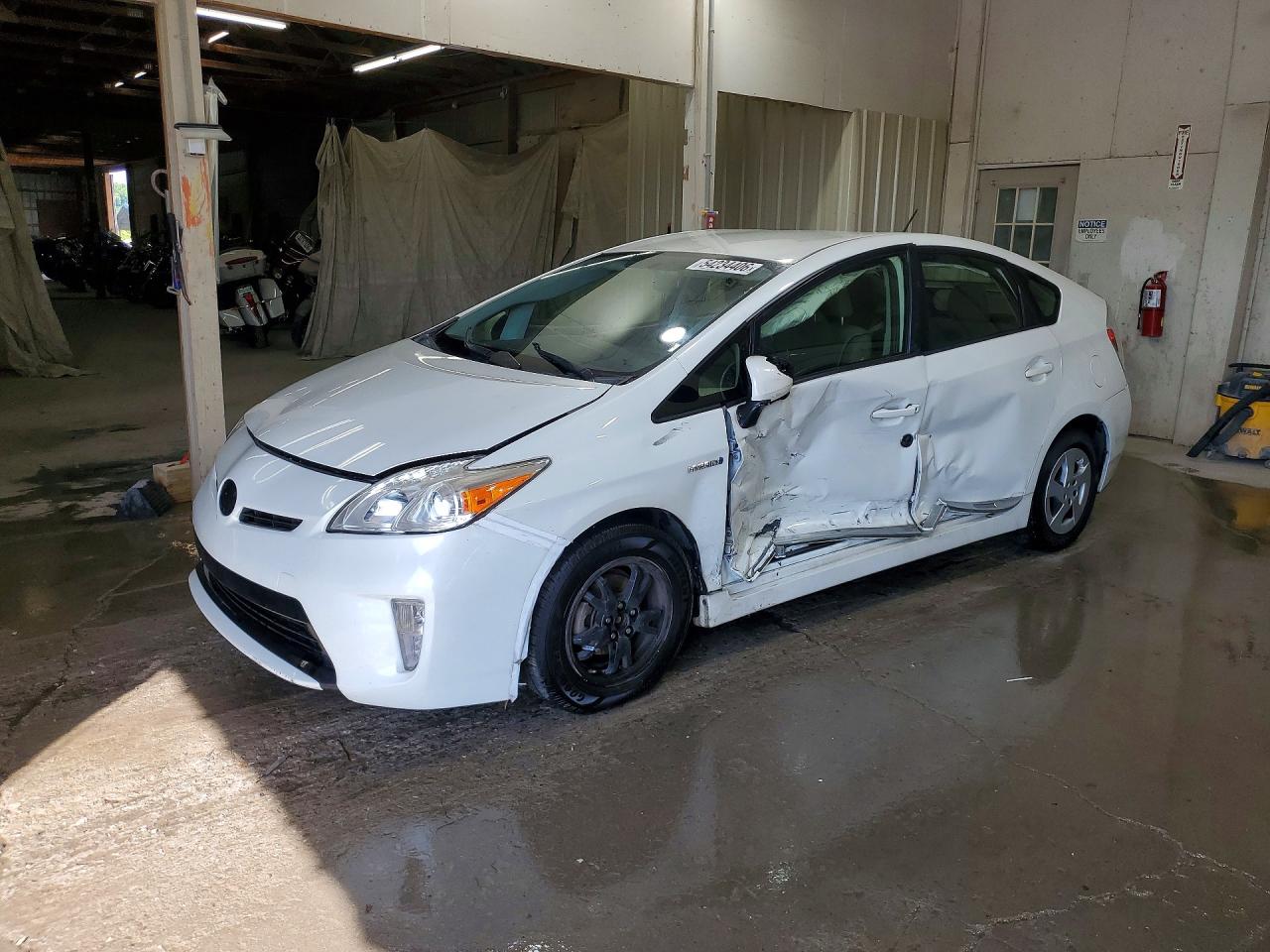 Salvage Toyota Prius Image