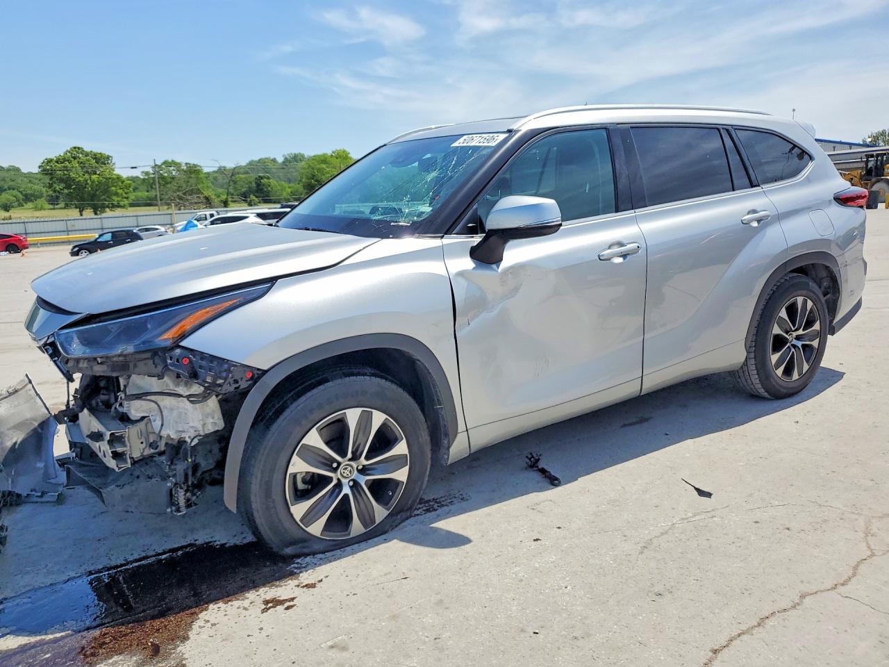 Salvage Toyota Highlander Image