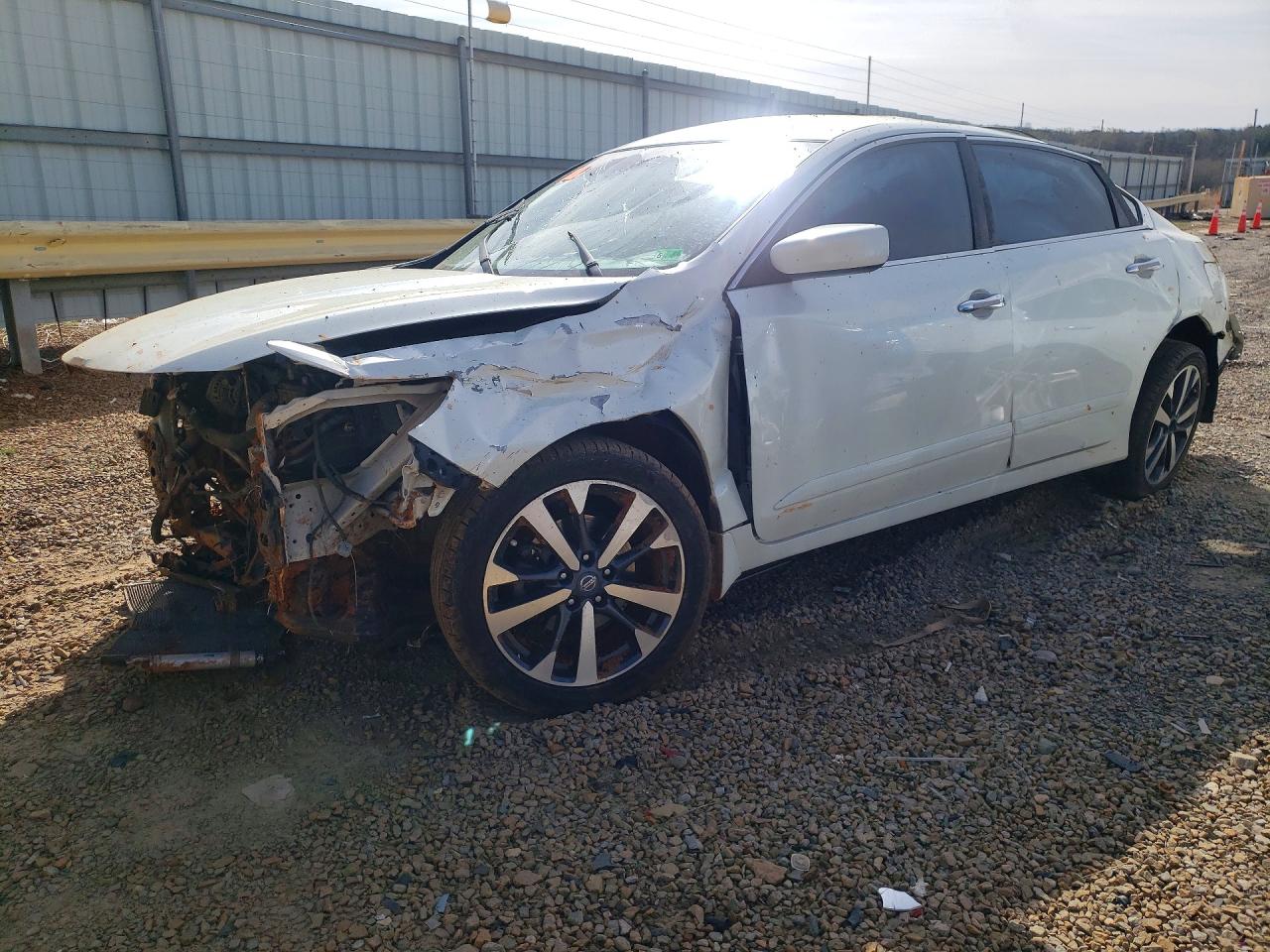 Salvage Nissan Altima Image