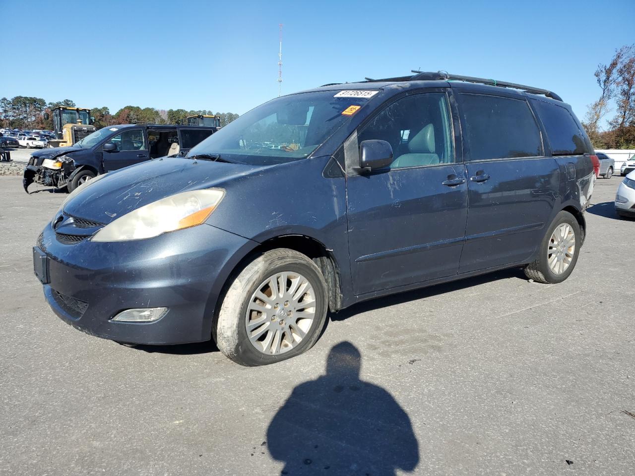 Salvage Toyota Sienna Image