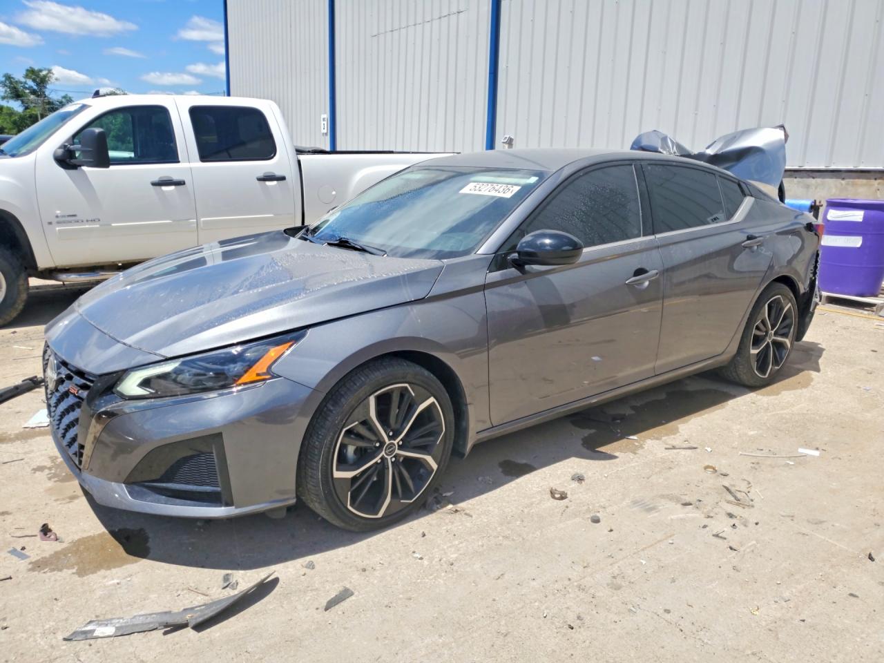 Salvage Nissan Altima Image