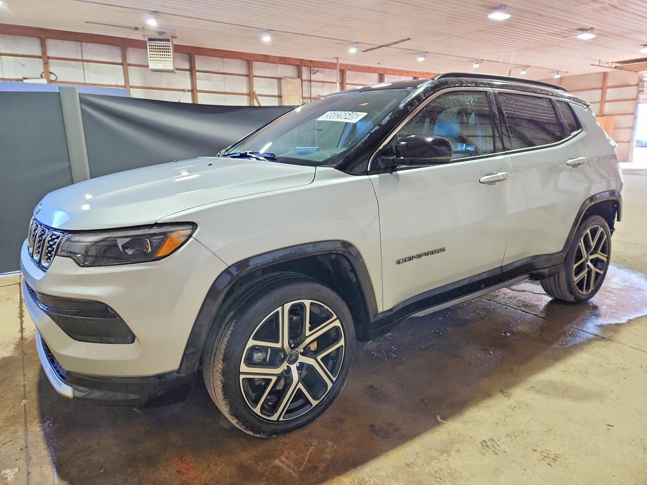 Salvage Jeep Compass Image