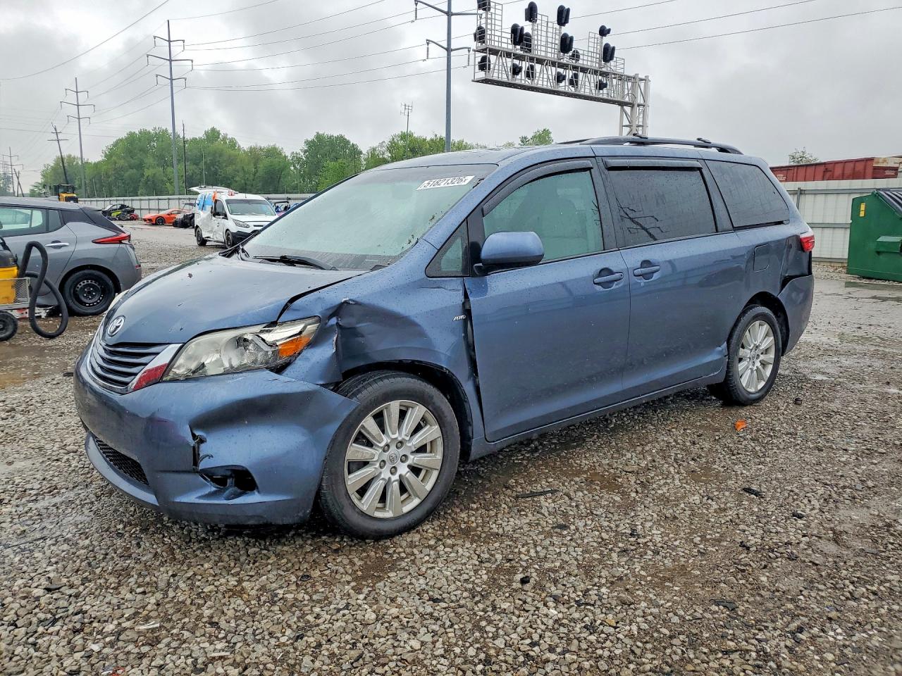 Salvage Toyota Sienna Image