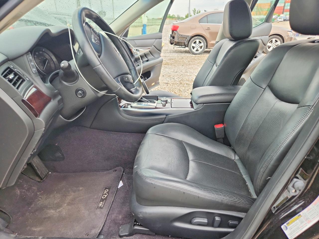 INFINITI Q70 3.7