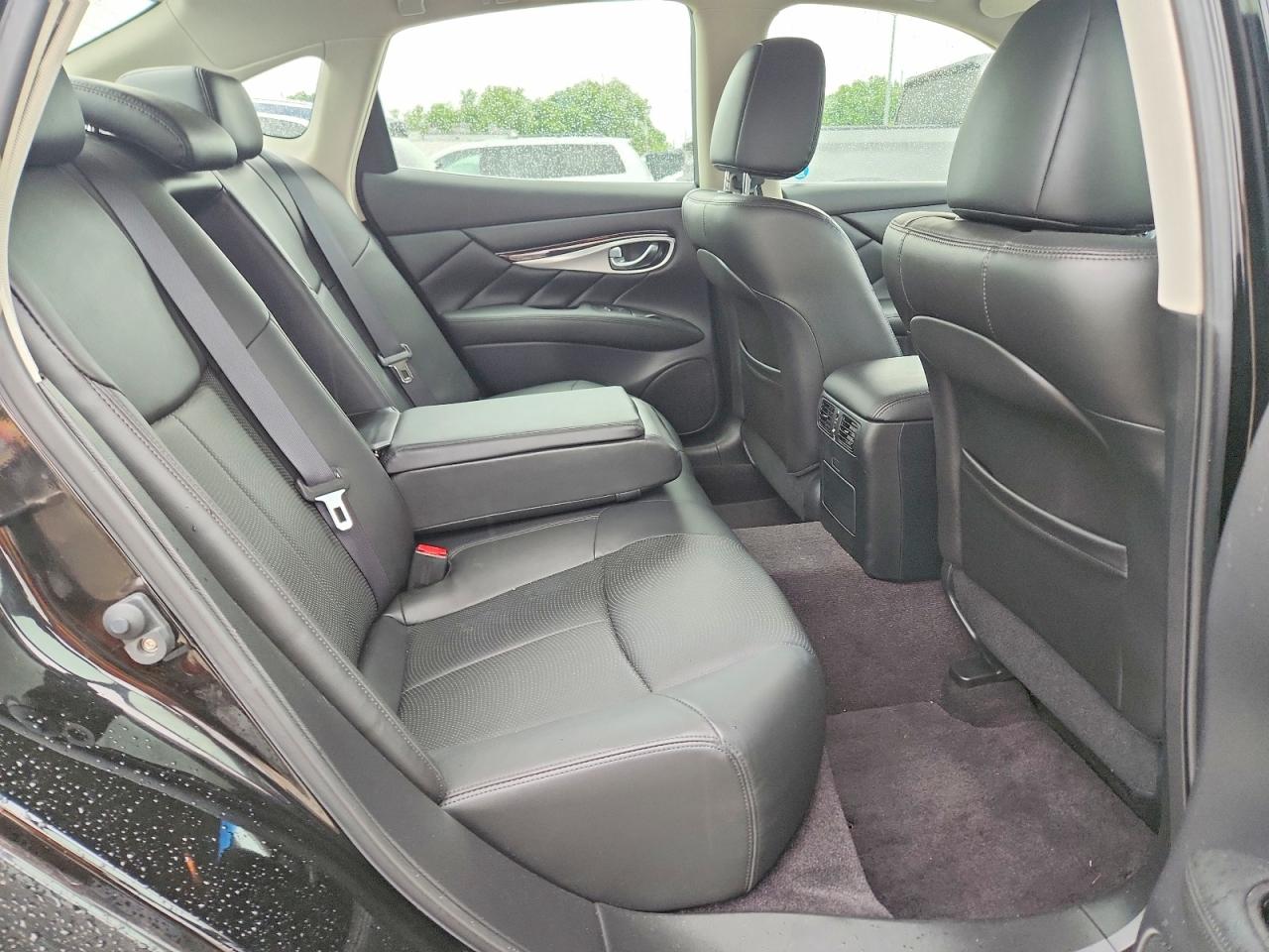 INFINITI Q70 3.7