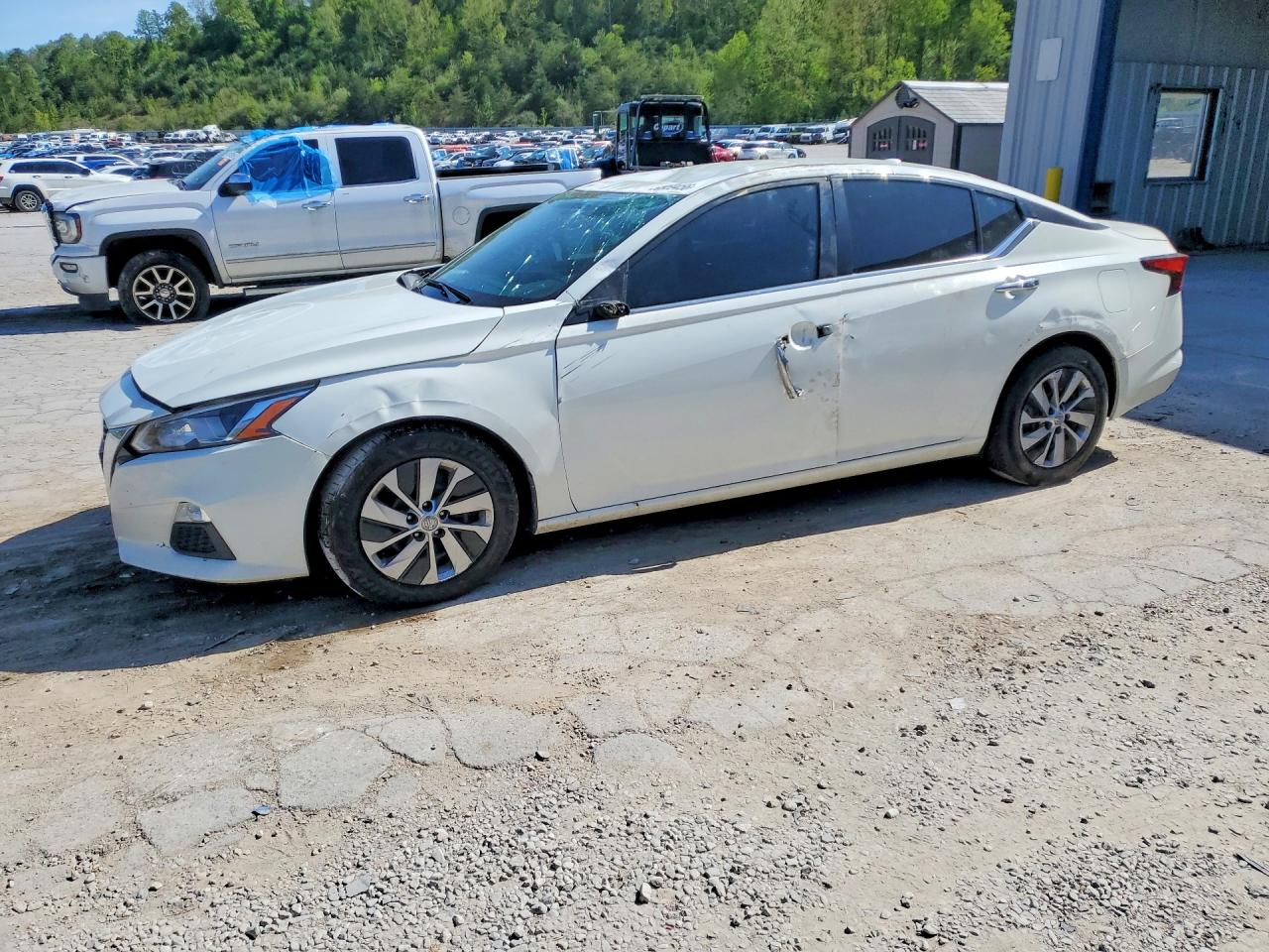 Salvage Nissan Altima Image